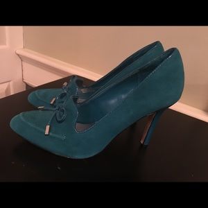 White House Black Market size 6 1/2 M teal shoes